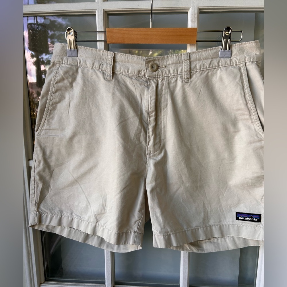Patagonia men’s short size 32 light khaki color tan